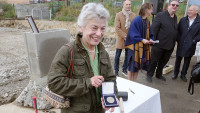 GallasHraběnka Agathe Maria Széczényi, pravnučka Franze Clam-Gallas s pamětní medailí